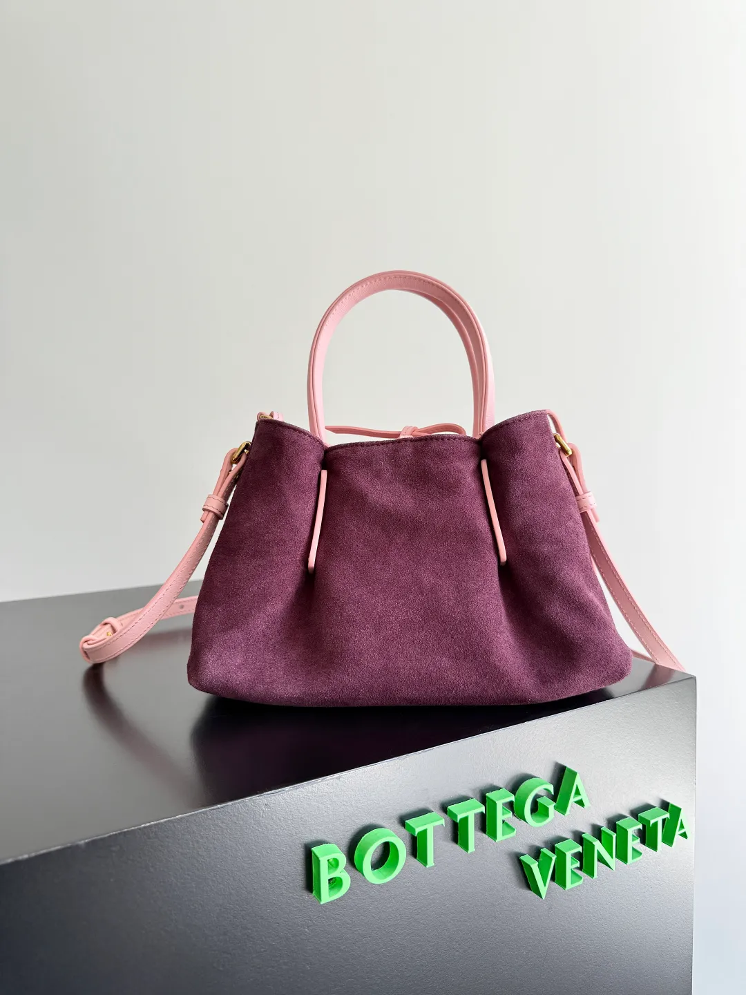 Batch 1660 BOTTEGA VENETA 2025 new product pinacoteca has super soft leather, and the weaving function, practicality and relaxed fashion sense have not fallen behind❤️‍🔥Amway has given sisters a must-have bag when going out. The size of the bag also accurately meets the commuting needs of urban beauties. It can accommodate mobile phones, keys, lipstick, powder, sunscreen, shopping bags...all of it! ! ! 🔥The capacity should not be underestimated~ It does not choose people, clothes, or occasions. With its majestic curved outline, exquisite woven texture, delicate edges and rounded handles, this woven vegetable basket bag truly achieves the goal of "dressing up and being fashionable without getting in the way"~ Are you interested in Jimei? Style number: 819004 Size: 24*15*12cm